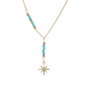 Detail van gouden ketting met turquoise kralen en achtpuntige ster hanger met blauw kristal