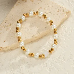 Détail du bracelet en perles plaqué or 18 carats avec perles blanches et étoile