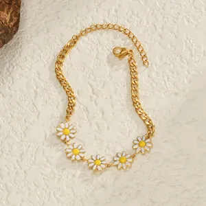 Détail de la chaîne gourmette plaquée or 18K avec cinq breloques marguerites et fermoir