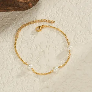 Bracelet minimaliste en acier inoxydable plaqué or 18K avec trois perles blanches
