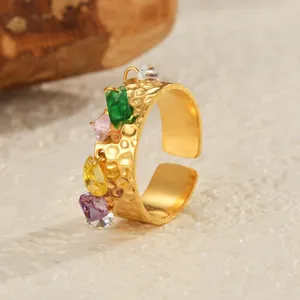 Gehämmerter 18k vergoldeter Edelstahlring mit bunten Zirkonia-Anhängern für Damen