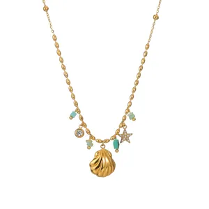 Collana in acciaio inossidabile placcata oro 18K con ciondolo a conchiglia e pietre verdi