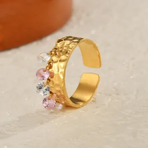 Gehämmerter Ring mit 18k Goldbeschichtung und rosa-klaren Kristallanhängern für Damen