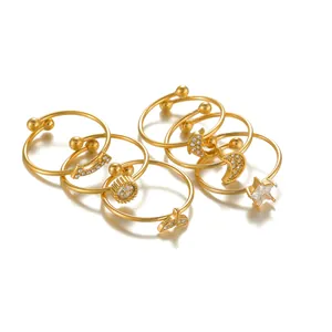 Detailansicht eines 10-teiligen Goldring-Sets mit Sternen, Monden und kleinen Kristallen