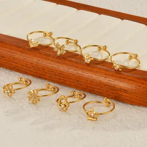 Set aus verstellbaren Goldringen mit Stern-, Mond-, Blumen- und Herzanhängern mit Zirkonia