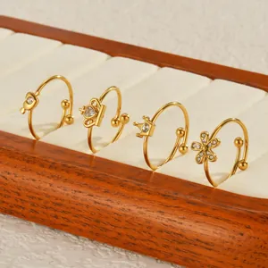 Set aus vier verstellbaren vergoldeten Ringen mit Zirkon-Herz, Krone und Blumenmotiven