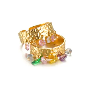 Gehämmerte 18k vergoldete Edelstahlringe mit bunten Zirkonanhängern im Boho-Stil