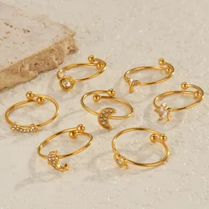 Verstellbares Goldring-Set mit Stern-, Mond- und Herzmotiven und funkelnden Strasssteinen