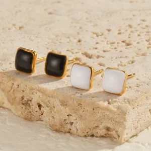 Boucles d'oreilles carrées minimalistes en émail noir et blanc avec bordure dorée chic