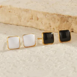 Boucles d'oreilles carrées minimalistes avec émail noir et blanc et monture dorée
