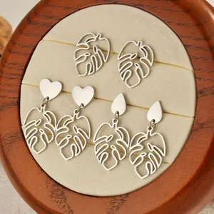 Lot de trois paires de boucles d'oreilles en acier argenté avec motif feuille de monstera