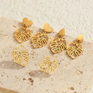 Boucles d'oreilles feuilles de monstera dorées avec clous cœur et goutte d'eau