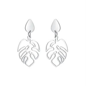 Vue détaillée de boucles d'oreilles en acier argenté avec feuille de monstera ajourée