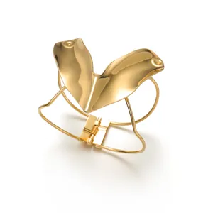 Detail des goldenen Federverschlusses am polierten Edelstahl-Armreif in breitem Design