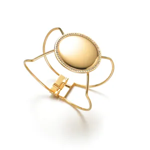 Nahaufnahme des goldenen Edelstahl-Federarmbands mit funkelndem Kristall-Oval