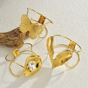 Dreiteiliges goldfarbenes Edelstahl-Manschetten-Set mit Schmetterlings-Gravur und V-Design