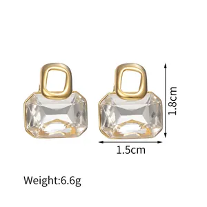 Detailansicht der 18K vergoldeten Ohrringe mit Maßen 1,8cm Höhe und 1,5cm Breite