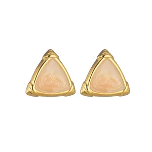 Minimalistische goldene Dreieck-Ohrstecker mit cremefarbener Marmorierung und Details