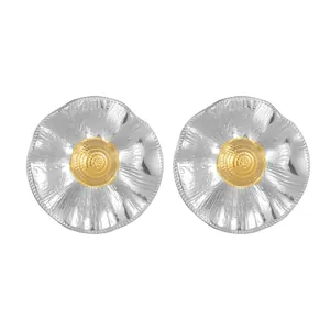 Orecchini a fiore in acciaio inossidabile e oro 18K con finitura superficiale testurizzata