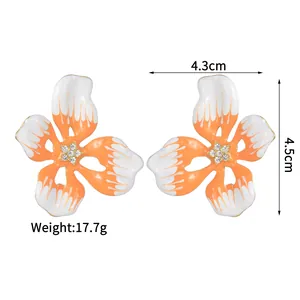 Detail von 4,3 cm Blumenohrsteckern mit orange-weißem Emaille und Kristallen