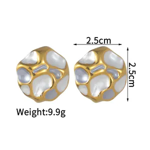 Détail de boucles d'oreilles concaves irrégulières avec émail blanc et taille 2,5 cm