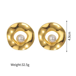 Orecchini a cerchio cavi in oro 18K esagerati con perla centrale e trama ondulata