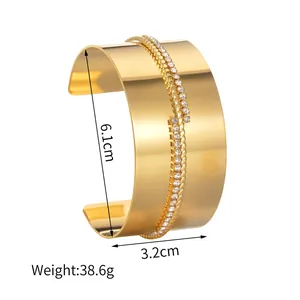 Dettaglio dimensioni e peso del bracciale rigido dorato largo con strass