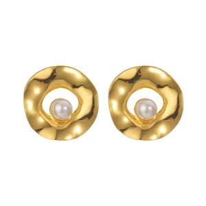 Orecchini a cerchio ondulati irregolari placcati in oro 18K con perle eleganti