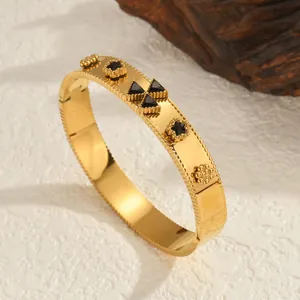 Minimalistische 18K vergulde roestvrijstalen armband met zwarte klavermotieven en kralenrand