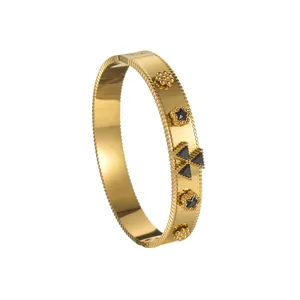 Gepolijste 18K vergulde roestvrijstalen armband met gegraveerde randen en zwarte sterren