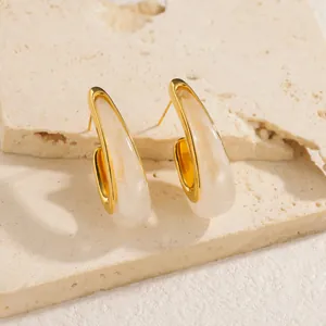 Boucles d'oreilles créoles dorées 18 carats avec résine marbrée crème rétro