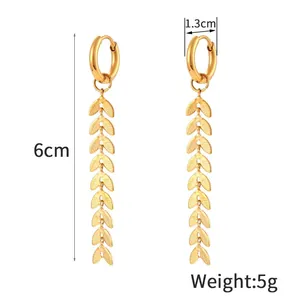 Detailansicht der goldenen Blattohrringe mit Abmessungen von 6cm Länge und 5g Gewicht