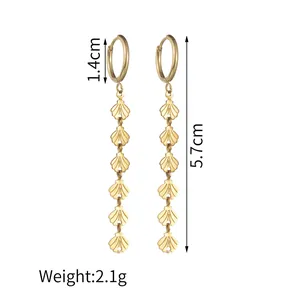 Detail von 5,7cm langen goldenen Creolen mit sechs hängenden Muschelanhängern