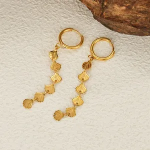 Detail von 18k Gold Weizenfransen-Ohrringen mit kaskadierenden Muschelmetall-Anhängern