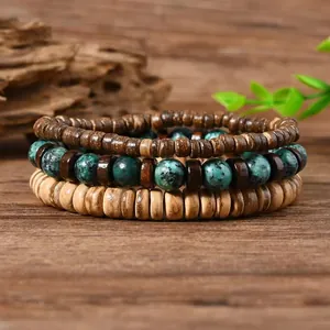 Detail van Boheemse gelaagde armbanden met natuurlijke houten kralen en turquoise stenen