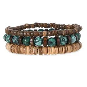 Detail van een bohemian driedelige set met houten kralen en turquoise armbanden