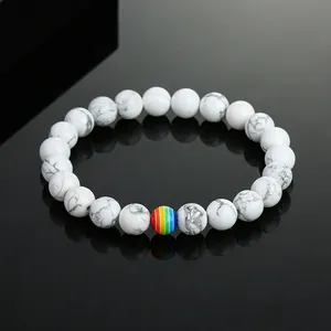 8mm weißes Türkis-Perlenarmband mit Regenbogenstein auf schwarzem Reflexionsgrund