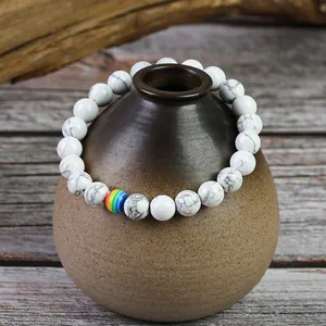 Nahaufnahme von 8mm Weißtürkis-Perlenarmband auf Keramiktopf mit rustikalem Holzdekor