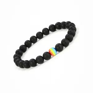 8mm Armband aus mattschwarzen Perlen mit einer regenbogenfarbenen Perle in der Mitte