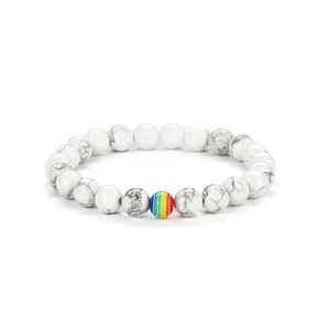 Nahaufnahme von 8mm Howlith-Perlenarmband mit einer einzigartigen Regenbogen-Akzentperle