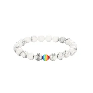 8mm Weißtürkis Perlenarmband mit bunter Regenbogen-Akzentperle auf weißem Hintergrund