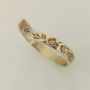 Elegante anello a V dorato con intricate incisioni floreali e texture in stile vintage