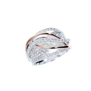 Bague bicolore entrelacée élégante avec zircons scintillants en or rose et argent poli