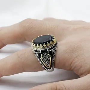 Vintage-Ring für Herren mit schwarzem Onyx und kunstvoller goldener Kronenfassung