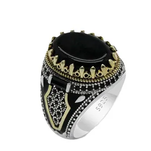 Vintage-Ring aus S925-Sterlingsilber mit großem schwarzem Edelstein und goldenen Details