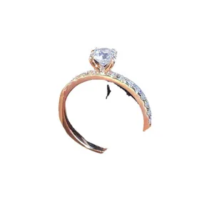 Anillo de compromiso clásico en oro rosa con una piedra central de circonita redonda