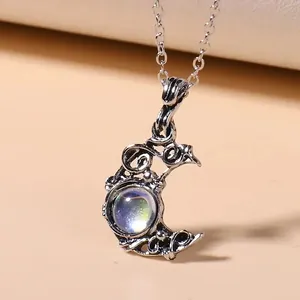 Collar de luna bohemia vintage con colgante de piedra iridiscente y acabado en plata antigua