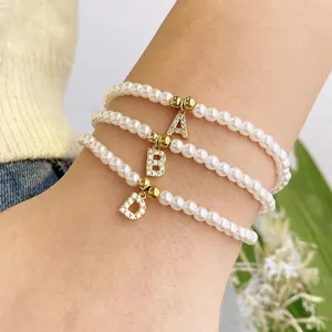 Elegant Wit Imitatieparel Armband Met Verguld Roestvrij Staal Initiële Letter Zirkonia Charm Verstelbare Vrouwen Sieraden