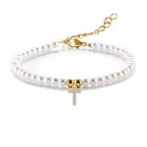Detail van de 3-4mm parelarmband met gouden letter T-bedel en verstelbare sluiting