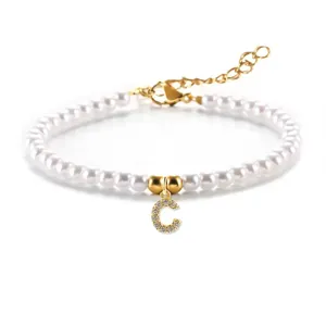 Detailopname van parelarmband met gouden micro-pave letter C hanger